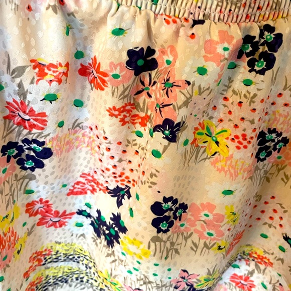 Short ruffle tiered skirt with nice floral patter - Picture 2 of 3